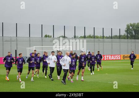 01 giugno 2024, Baviera, Herzogenaurach: Calcio: Squadra nazionale, preparativi europei, campo di allenamento - allenamento. I giocatori si stanno scaldando. Foto: Christian Charisius/dpa - NOTA IMPORTANTE: In conformità con le normative della DFL German Football League e della DFB German Football Association, è vietato utilizzare o far utilizzare fotografie scattate nello stadio e/o della partita sotto forma di immagini sequenziali e/o serie di foto video. Foto Stock