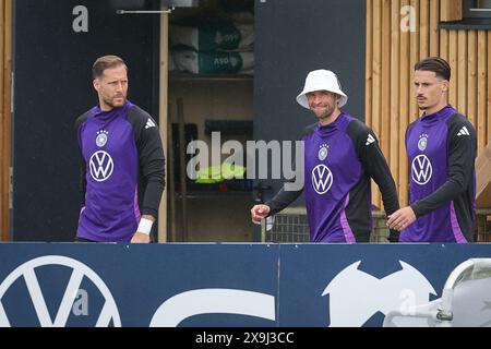 01 giugno 2024, Baviera, Herzogenaurach: Calcio: Squadra nazionale, preparazione Campionato europeo, campo di allenamento - allenamento. Il portiere Oliver Baumann, Thomas Müller e Robin Koch vengono ad allenarsi. Foto: Christian Charisius/dpa - NOTA IMPORTANTE: In conformità con le normative della DFL German Football League e della DFB German Football Association, è vietato utilizzare o far utilizzare fotografie scattate nello stadio e/o della partita sotto forma di immagini sequenziali e/o serie di foto video. Foto Stock