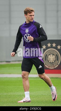 01 giugno 2024, Baviera, Herzogenaurach: Calcio: Squadra nazionale, preparazione Campionato europeo, campo di allenamento - allenamento. Joshua Kimmich in azione durante l'allenamento. Foto: Christian Charisius/dpa - NOTA IMPORTANTE: In conformità con le normative della DFL German Football League e della DFB German Football Association, è vietato utilizzare o far utilizzare fotografie scattate nello stadio e/o della partita sotto forma di immagini sequenziali e/o serie di foto video. Foto Stock