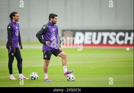 01 giugno 2024, Baviera, Herzogenaurach: Calcio: Squadra nazionale, preparazione Campionato europeo, campo di allenamento - allenamento. Leroy sane (l) e Ilkay Gündogan in formazione. Foto: Christian Charisius/dpa - NOTA IMPORTANTE: In conformità con le normative della DFL German Football League e della DFB German Football Association, è vietato utilizzare o far utilizzare fotografie scattate nello stadio e/o della partita sotto forma di immagini sequenziali e/o serie di foto video. Foto Stock