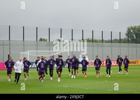 01 giugno 2024, Baviera, Herzogenaurach: Calcio: Squadra nazionale, preparativi europei, campo di allenamento - allenamento. I giocatori si stanno scaldando. Foto: Christian Charisius/dpa - NOTA IMPORTANTE: In conformità con le normative della DFL German Football League e della DFB German Football Association, è vietato utilizzare o far utilizzare fotografie scattate nello stadio e/o della partita sotto forma di immagini sequenziali e/o serie di foto video. Foto Stock