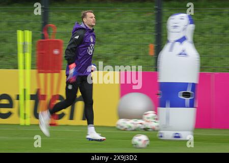 01 giugno 2024, Baviera, Herzogenaurach: Calcio: Squadra nazionale, preparazione Campionato europeo, campo di allenamento - allenamento. Il portiere Manuel Neuer si sta riscaldando in allenamento. Foto: Christian Charisius/dpa - NOTA IMPORTANTE: In conformità con le normative della DFL German Football League e della DFB German Football Association, è vietato utilizzare o far utilizzare fotografie scattate nello stadio e/o della partita sotto forma di immagini sequenziali e/o serie di foto video. Foto Stock