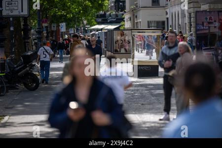 31 maggio 2024, Berlino: Numerosi passanti a piedi lungo le vetrine del passato di Kurfürstendamm. Kurfürstendamm, conosciuta anche come Ku'damm, è una delle più grandi vie dello shopping di Berlino ed è considerata un punto di riferimento della capitale. Foto: Monika Skolimowska/dpa Foto Stock