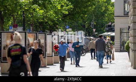 31 maggio 2024, Berlino: Numerosi passanti a piedi lungo le vetrine del passato di Kurfürstendamm. Kurfürstendamm, conosciuta anche come Ku'damm, è una delle più grandi vie dello shopping di Berlino ed è considerata un punto di riferimento della capitale. Foto: Monika Skolimowska/dpa Foto Stock