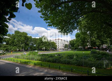 31 maggio 2024, Berlino: Veduta dello spazio verde ben tenuto a Savignyplatz nella City West. Foto: Monika Skolimowska/dpa Foto Stock