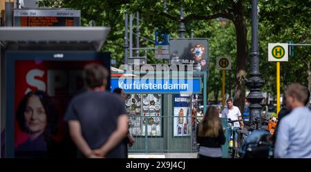 31 maggio 2024, Berlino: Un cartello con la scritta "U Kurfürstendamm" segna l'ingresso dell'omonima stazione della metropolitana di City West. Foto: Monika Skolimowska/dpa Foto Stock