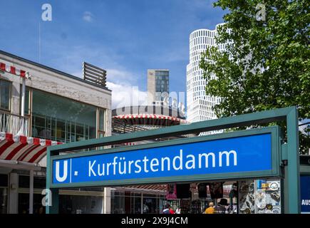 31 maggio 2024, Berlino: Un cartello con la scritta "U Kurfürstendamm" segna l'ingresso dell'omonima stazione della metropolitana di City West. Foto: Monika Skolimowska/dpa Foto Stock