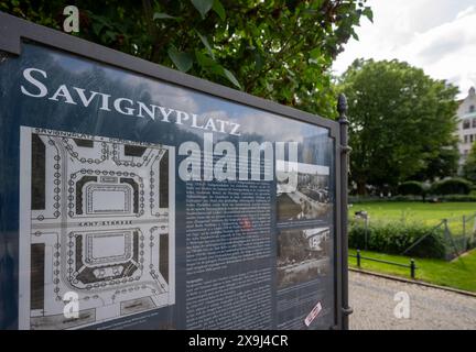 31 maggio 2024, Berlino: Un comitato informativo si trova a Savignyplatz nella città ovest. Foto: Monika Skolimowska/dpa Foto Stock