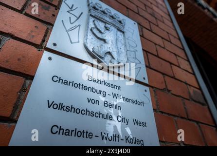 31 maggio 2024, Berlino: Veduta della targa con lo stemma di Berlino all'ingresso del City West Adult Education Center di Pestalozzistraße. Foto: Monika Skolimowska/dpa Foto Stock