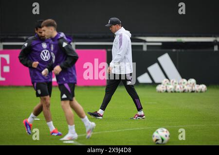 01 giugno 2024, Baviera, Herzogenaurach: Calcio: Squadra nazionale, preparazione Campionato europeo, campo di allenamento - allenamento. L'allenatore tedesco Julian Nagelsmann attraversa il campo. Foto: Christian Charisius/dpa - NOTA IMPORTANTE: In conformità con le normative della DFL German Football League e della DFB German Football Association, è vietato utilizzare o far utilizzare fotografie scattate nello stadio e/o della partita sotto forma di immagini sequenziali e/o serie di foto video. Foto Stock