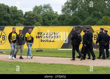 Hyde Park, Londra, Regno Unito. 1 giugno 2024. Lo stadio di Wembley ospiterà la finale di UEFA Champions League tra il Borussia Dortmund e il Real Madrid in serata, con Hyde Park designato come punto d'incontro per i tifosi delle squadre. Il punto d'incontro Hyde Park fan ha una capacità di 19.000 ventilatori ed è situato vicino al Speakers Corner presso Marble Arch. Polizia e tifosi in arrivo la mattina Foto Stock