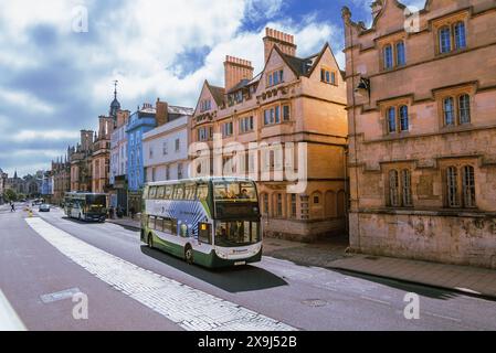 Oxford, Inghilterra, Regno Unito - 19 maggio 2024: Ampia vista della tradizionale architettura storica e autobus a due piani nella famosa British University Oxf Foto Stock