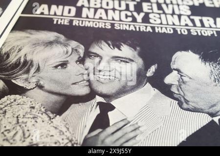 Viersen, Germania - 9 maggio. 2024: Cover story su voci di una relazione tra Elvis e Nancy Sinatra in Movie Mirror tabloid magazine del 1968 Foto Stock