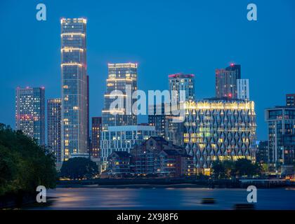 Skyline di Londra in serata, grattacieli al quartiere Nine Elms e Vauxhall Foto Stock