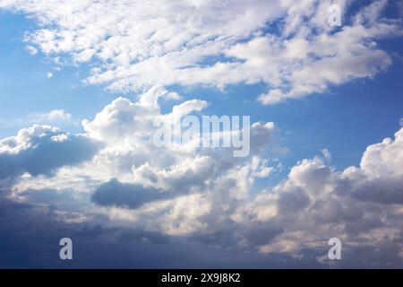 sfondo meteorologico nuvoloso. cumulus nuvole sul cielo blu soffiato dal vento Foto Stock