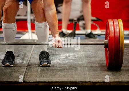 esecuzione di un atleta uomo deadlift in una competizione di potenziamento Foto Stock