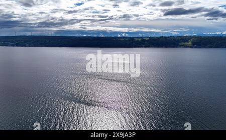 Possenhofen, Bayern, Deutschland 30. Mai 2024: Ein Frühsommertag bei Possenhofen Landkreis Starnberg. Hier der Blick Drohne auf den Starnberger SEE, Seefläche, Weite, Gegenüberliegend Berg und Aufkirchen, Sonnenspiegelung *** Possenhofen, Baviera, Germania 30 maggio 2024 un primo giorno estivo vicino al distretto di Possenhofen Starnberg qui il drone vista sul lago Starnberg, superficie del lago, vastità, montagna opposta e Aufkirchen, riflesso del sole Foto Stock