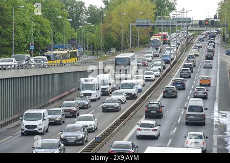 Stau, zähfliessender Verkehr, Stadtautobahn A 111, Höhe Heckerdamm, Charlottenburg, Berlino, Germania Foto Stock