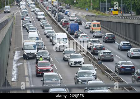 Stau, zähfliessender Verkehr, Stadtautobahn A 111, Höhe Heckerdamm, Charlottenburg, Berlino, Germania Foto Stock