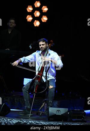 HOLLYWOOD FL - MAGGIO 31: Hauser si esibisce durante il Rebel with a Cello Tour all'Hard Rock Live tenuto al Seminole Hard Rock Hotel & Casino il 31 maggio 2024 a Hollywood, Florida. Crediti: Mpi04/MediaPunch crediti: MediaPunch Inc/Alamy Live News Foto Stock