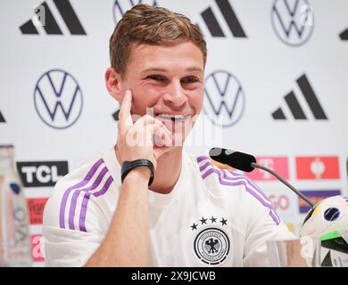 01 giugno 2024, Baviera, Herzogenaurach: Calcio: Squadra nazionale, preparativi europei, campo di allenamento - allenamento. Il tedesco Joshua Kimmich risponde alle domande dei giornalisti. Foto: Christian Charisius/dpa - NOTA IMPORTANTE: In conformità con le normative della DFL German Football League e della DFB German Football Association, è vietato utilizzare o far utilizzare fotografie scattate nello stadio e/o della partita sotto forma di immagini sequenziali e/o serie di foto video. Foto Stock