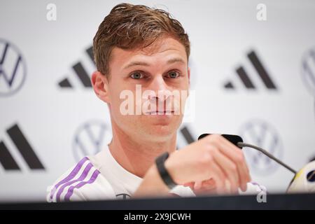 01 giugno 2024, Baviera, Herzogenaurach: Calcio: Squadra nazionale, preparativi europei, campo di allenamento - allenamento. Il tedesco Joshua Kimmich risponde alle domande dei giornalisti. Foto: Christian Charisius/dpa - NOTA IMPORTANTE: In conformità con le normative della DFL German Football League e della DFB German Football Association, è vietato utilizzare o far utilizzare fotografie scattate nello stadio e/o della partita sotto forma di immagini sequenziali e/o serie di foto video. Foto Stock