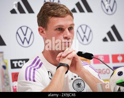 01 giugno 2024, Baviera, Herzogenaurach: Calcio: Squadra nazionale, preparativi europei, campo di allenamento - allenamento. Il tedesco Joshua Kimmich risponde alle domande dei giornalisti. Foto: Christian Charisius/dpa - NOTA IMPORTANTE: In conformità con le normative della DFL German Football League e della DFB German Football Association, è vietato utilizzare o far utilizzare fotografie scattate nello stadio e/o della partita sotto forma di immagini sequenziali e/o serie di foto video. Foto Stock