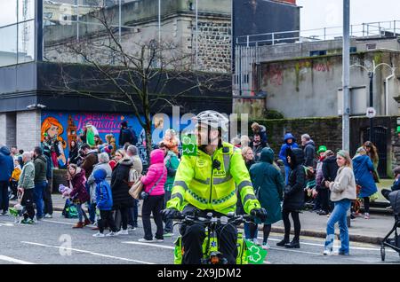 Belfast, Contea di Antrim, Irlanda del Nord 17 marzo 2024 - risposta ciclica di St John sulla pattuglia alla St Patrick's Day Parade di Belfast Foto Stock