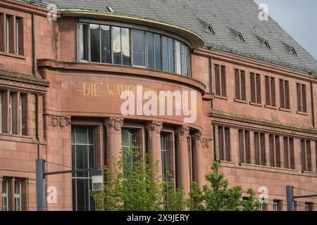 Inschrift, Die Wahrheit wird Euch frei machen, Kolleggebäude 1, Universitätsplatz, Albert-Ludwigs-Universität, Freiburg im Breisgau, Baden-Württemberg Foto Stock