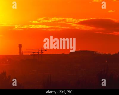 Ora dorata al tramonto sull'aeroporto di Dublino da Howth Foto Stock