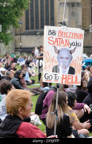 Bristol, Regno Unito. 1 giugno 2024. La gente si riunisce al College Green nel centro di Bristol per protestare contro il conflitto israelo-palestinese a Gaza. Striscione raffigurante il Premier israeliano Netanyau come il diavolo. Crediti: JMF News/Alamy Live News Foto Stock