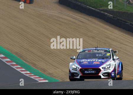 Ronan Pearson - Team Bristol Street Motors - alla guida della Hyundai i30N numero 14 nel 2024 Kwik Fit BTCC a Brands Hatch nel maggio 2024 Foto Stock