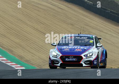 Ronan Pearson - Team Bristol Street Motors - alla guida della Hyundai i30N numero 14 nel 2024 Kwik Fit BTCC a Brands Hatch nel maggio 2024 Foto Stock