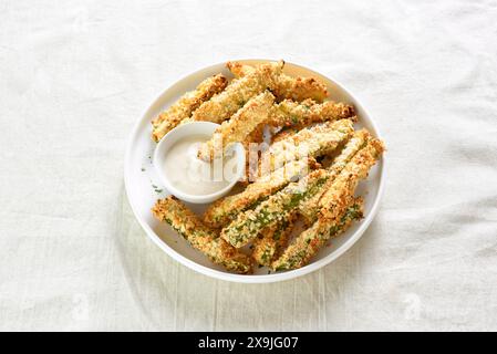 Patatine fritte croccanti con salsa sul piatto su sfondo chiaro. Vista ravvicinata Foto Stock