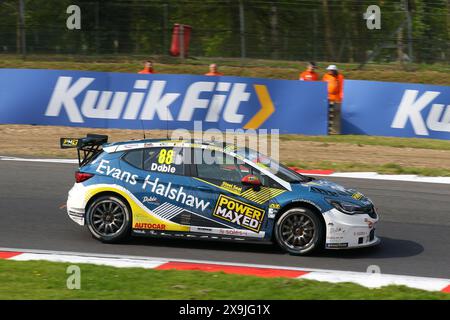 Mikey Doble - Evans Halshaw Power Maxed Racing - alla guida di Vauxhall Astra numero 88 nel 2024 Kwik Fit BTCC a Brands Hatch nel maggio 2024 Foto Stock