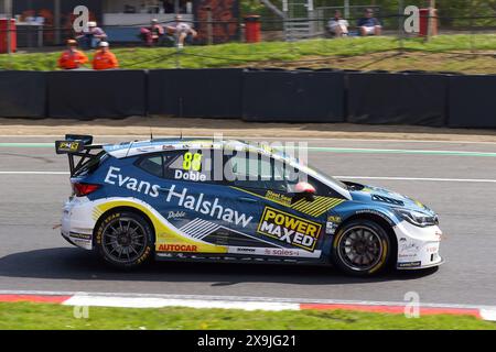 Mikey Doble - Evans Halshaw Power Maxed Racing - alla guida di Vauxhall Astra numero 88 nel 2024 Kwik Fit BTCC a Brands Hatch nel maggio 2024 Foto Stock