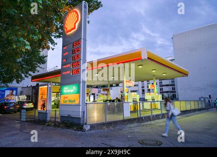 Shell Tankstelle, Bundesallee, Wilmersdorf, Berlino, Deutschland Foto Stock