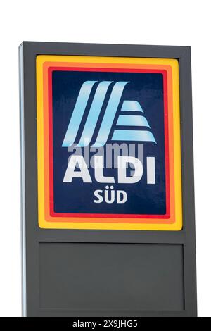 Firma ALDI Firmenschild und Werbeschild der firma ALDI, isoliert über weißem Hintergrund **** insegna della società ALDI e insegna pubblicitaria ALDI, isolata su sfondo bianco Foto Stock