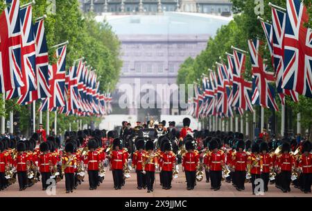 Queen Victoria Memorial, Londra, Regno Unito. 1 giugno 2024. La rivista del maggiore generale della trooping of the Colour per la parata del compleanno del re ha luogo. Questa prova è la prima di due recensioni formali in uniforme completa delle truppe e dei cavalli prima di sfilare per la HM The King's Official Birthday Parade il 15 giugno. I soldati sono ispezionati dal maggiore generale James Bowder OBE, il maggiore generale comandante della Household Division. La banda delle guardie massaggiate marcerà lungo il centro commerciale fino a Buckingham Palace dopo la Review at Horse Guards Parade. Crediti: Malcolm Park/Alamy Live News Foto Stock