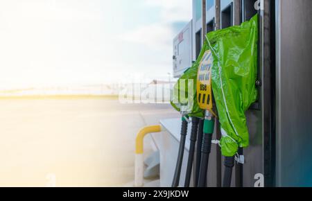 Un cartello della pompa di alimentazione è fuori servizio. Niente carburante alla stazione di servizio. Stazione di servizio chiusa a causa di mancanza di carburante Foto Stock