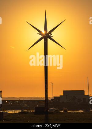 Tramonto dietro Realt na Mara sul molo di Howth Foto Stock