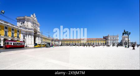 Lisbona, Portogallo maggio 28 2024: Vista panoramica dell'enorme Prac do Comércio con un tram storico e moderno all'arco trionfale della Rua Augusta Foto Stock