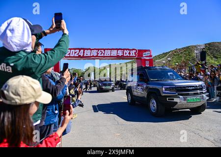 (240601) -- USU, 1° giugno 2024 (Xinhua) -- i veicoli sono partiti per la Duku Highway a Usu City, regione autonoma di Xinjiang Uygur, nel nord-ovest della Cina, 1° giugno 2024. L'autostrada Duku, considerata una delle strade più belle della Cina, riprende le attività il sabato dopo una chiusura invernale annuale che di solito inizia in ottobre. Quest'anno, il traffico sull'autostrada di 560 km è ripreso prima di quanto non sia avvenuto negli ultimi cinque anni. L'autostrada, che collega Dushanzi nel nord della regione autonoma di Xinjiang Uygur e la città di Kuqa nel sud, attraversa vari paesaggi tra cui ghiacciai, foreste e praterie. Il Foto Stock