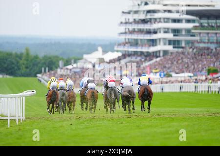 Corridori e piloti dell'Hong Kong Jockey Club Lester Piggott handicap il giorno del derby del Betfred Derby Festival all'ippodromo Epsom Downs. Data foto: Sabato 1 giugno 2024. Foto Stock