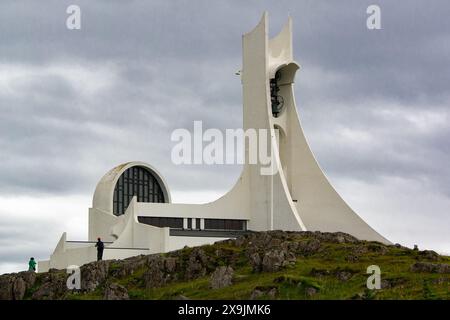 STYKKISHÓLMUR, ISLANDA - 9 LUGLIO 2014: Futuristica chiesa di Stykkishólmskirkja a Stykkishólmur, Islanda, con il tempo nuvoloso Foto Stock