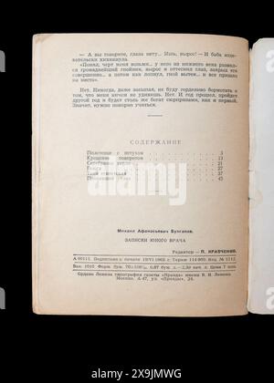 A Young Doctor's notebook (in russo: «Записки юного врача» Zapiski yunogo vracha, letteralmente "Note di Un giovane medico"), noto anche come A Country Doctor's notebook di Mikhail Bulgakov, pubblicato per la prima volta nel 1963 in URSS. Foto Stock