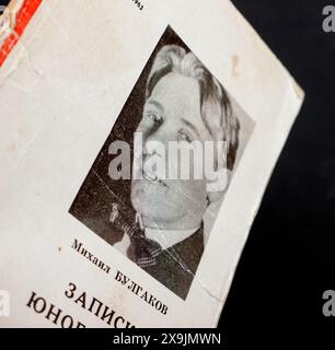 A Young Doctor's notebook (in russo: «Записки юного врача» Zapiski yunogo vracha, letteralmente "Note di Un giovane medico"), noto anche come A Country Doctor's notebook di Mikhail Bulgakov, pubblicato per la prima volta nel 1963 in URSS. Foto Stock