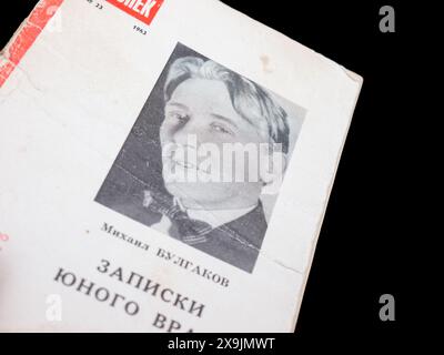 A Young Doctor's notebook (in russo: «Записки юного врача» Zapiski yunogo vracha, letteralmente "Note di Un giovane medico"), noto anche come A Country Doctor's notebook di Mikhail Bulgakov, pubblicato per la prima volta nel 1963 in URSS. Foto Stock