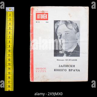 A Young Doctor's notebook (in russo: «Записки юного врача» Zapiski yunogo vracha, letteralmente "Note di Un giovane medico"), noto anche come A Country Doctor's notebook di Mikhail Bulgakov, pubblicato per la prima volta nel 1963 in URSS. Foto Stock