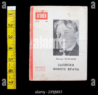 A Young Doctor's notebook (in russo: «Записки юного врача» Zapiski yunogo vracha, letteralmente "Note di Un giovane medico"), noto anche come A Country Doctor's notebook di Mikhail Bulgakov, pubblicato per la prima volta nel 1963 in URSS. Foto Stock